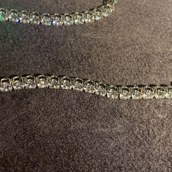 Absolutely stunning tennis necklace, extremely high quality sparkly stones.Must!